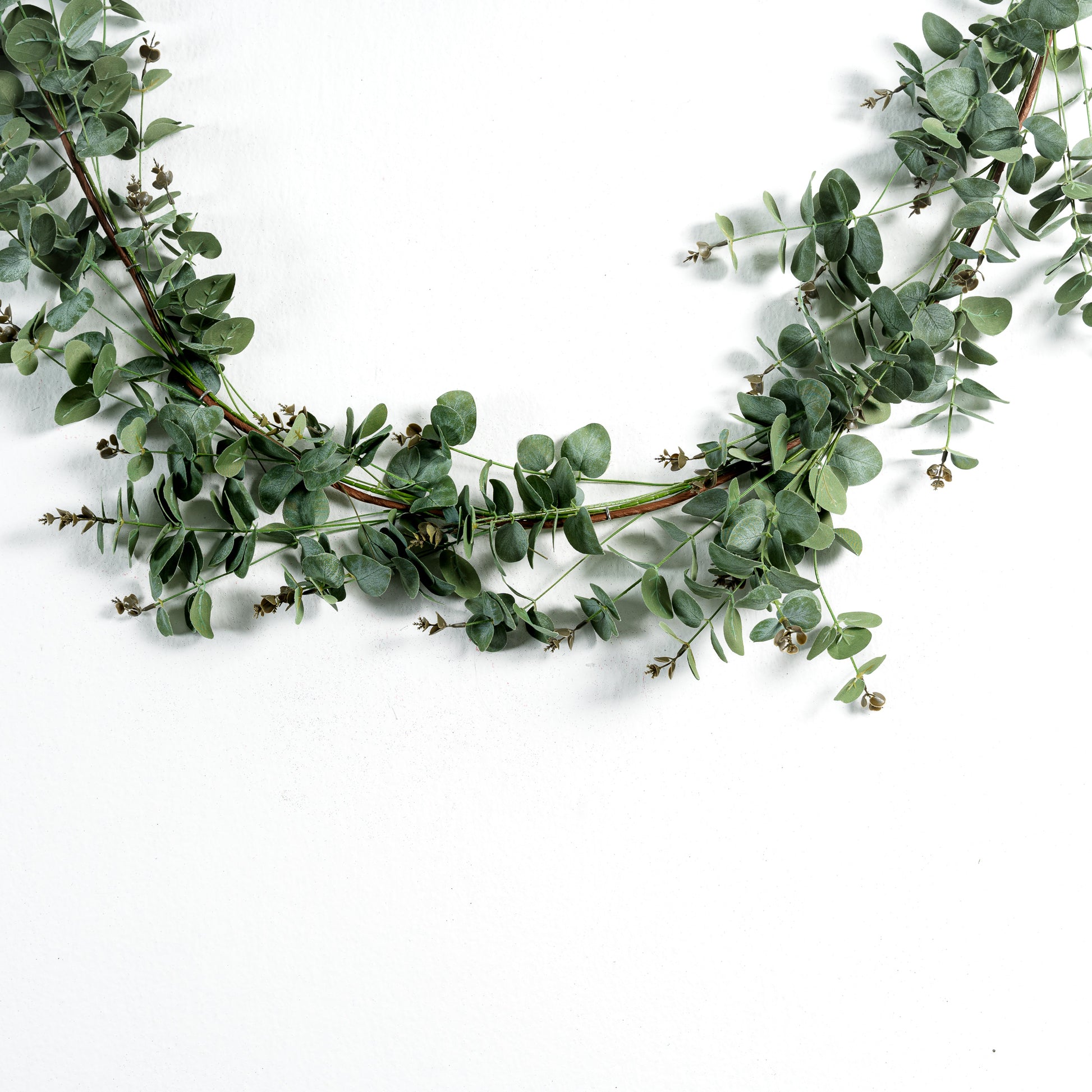 Eucalyptus Round Garland in Green without Glitter